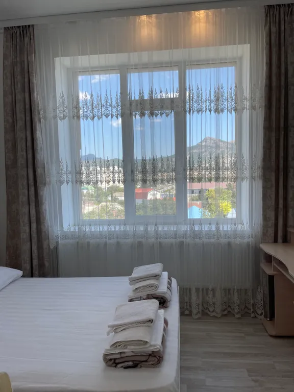 Четырёхместный номер  люкс с балконом с видом на город и горы