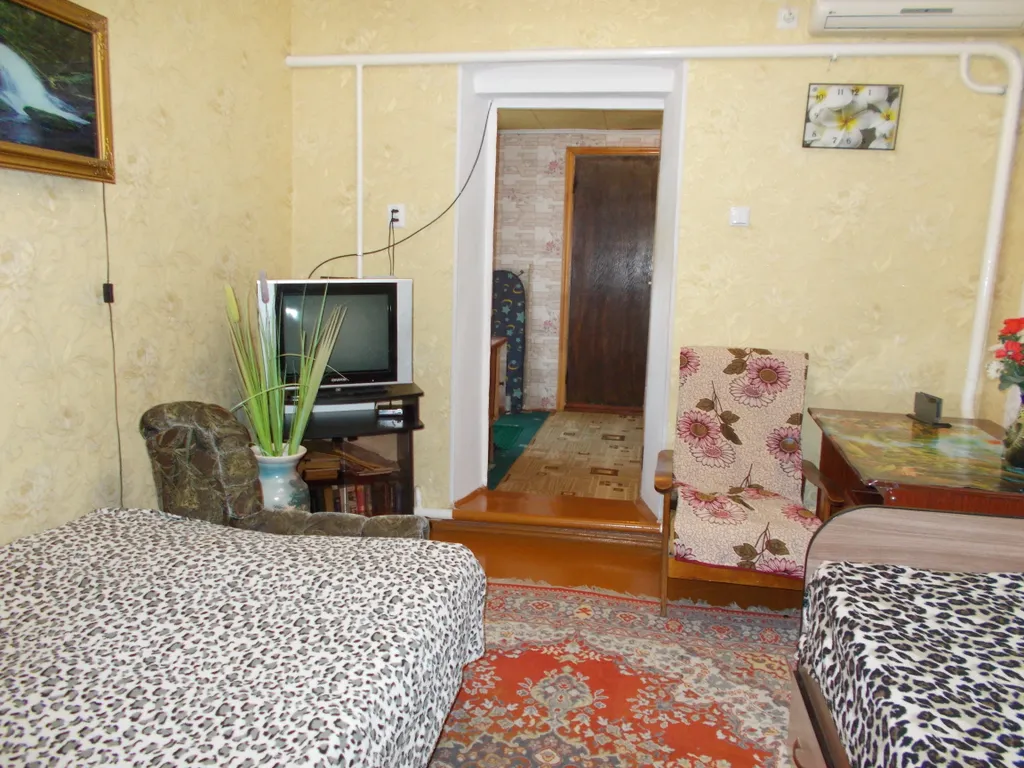 Коттедж Пол дома в зелёном саду в центре города — Ейск