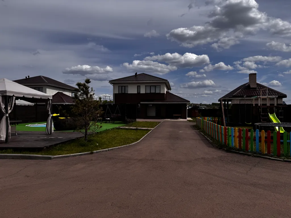 Коттедж с теплым бассейном и баней в 15 минутах от города