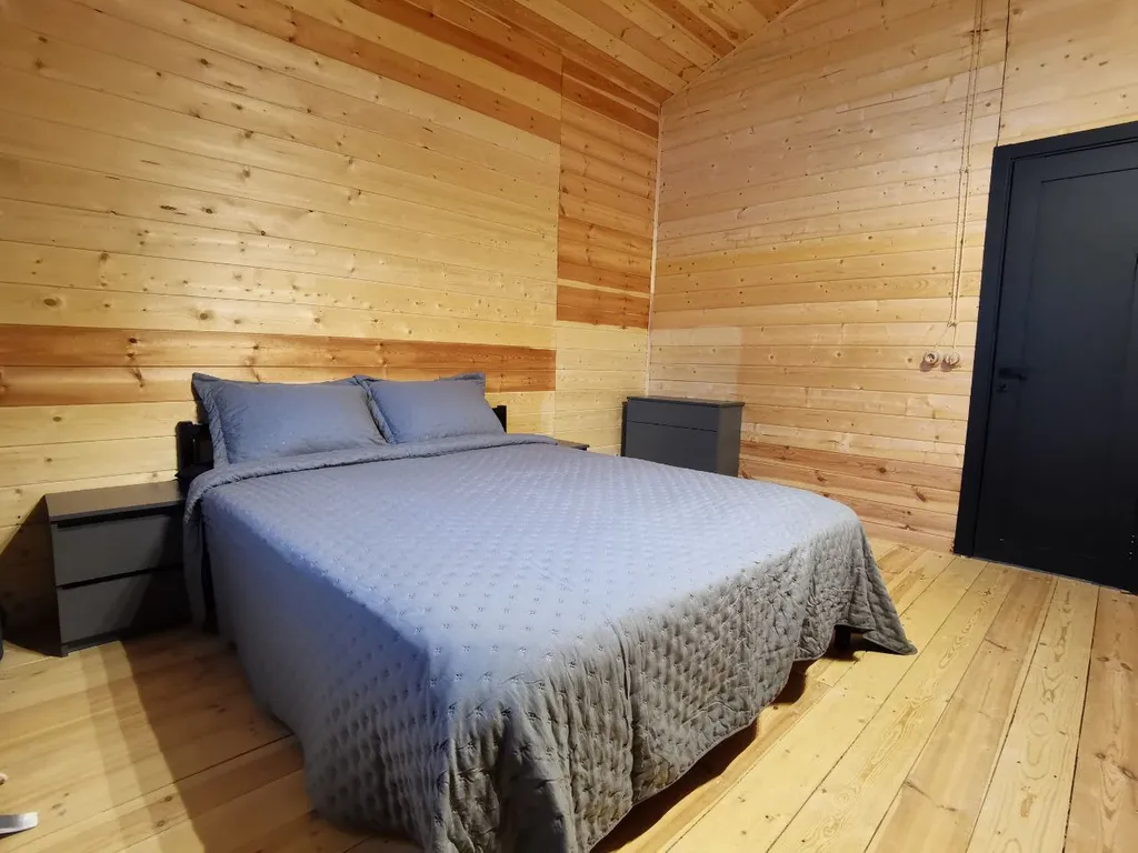 Уединённый загородный дом с баней на большом участке