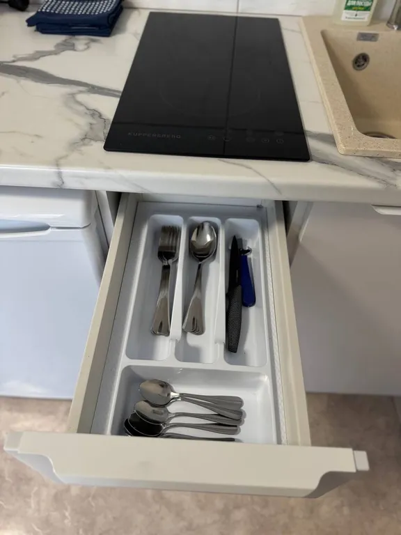 Уютная студия с камином рядом с озером