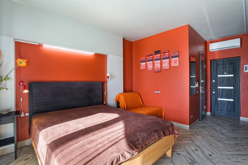 Современная студия с балконом у моря