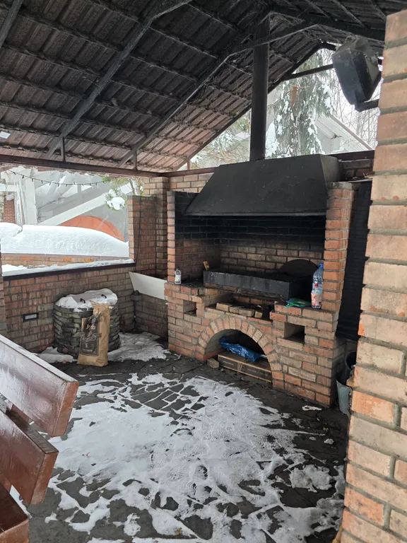 Загородный дом с бассейном и банкетным залом