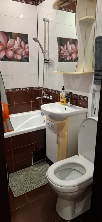 Уютная однокомнатная квартира в спокойном районе, с кроватью и диваном