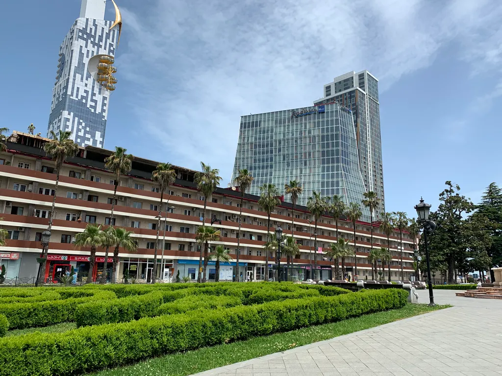 Квартир в старом Батуми, в районе Драматического театра, с большим балконом