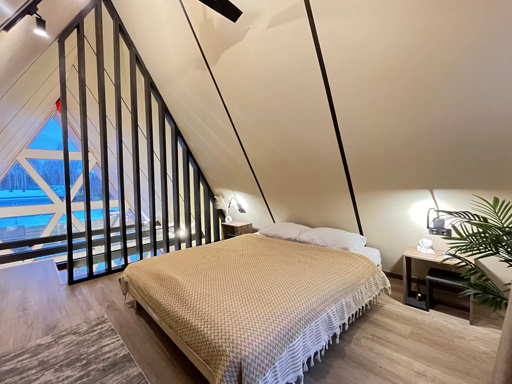 Просторный треугольный дом с джакузи