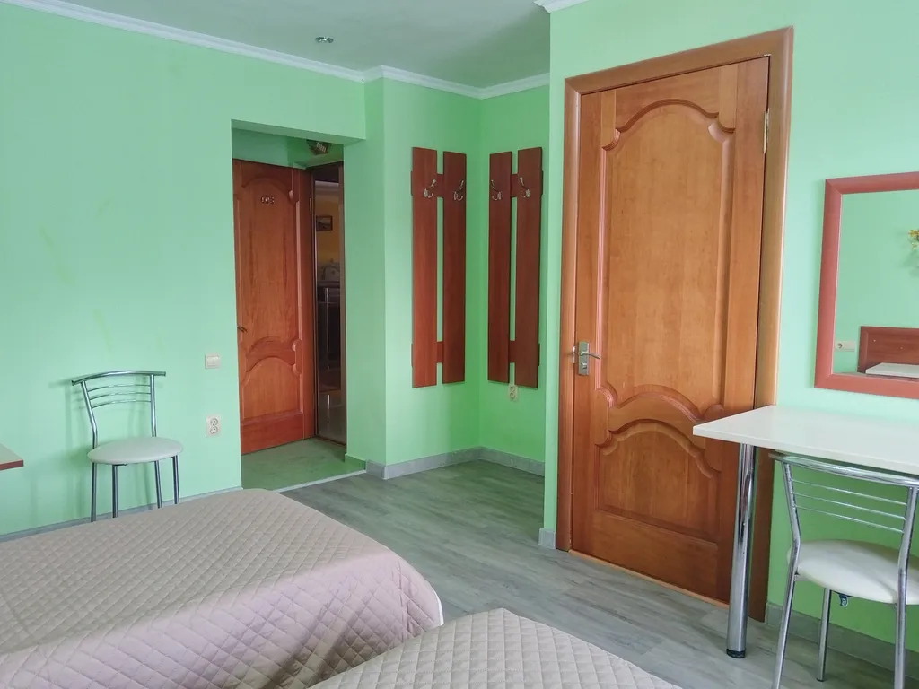 5ти местный двухкомнатный номер с балконом в гостевом доме с бассейном