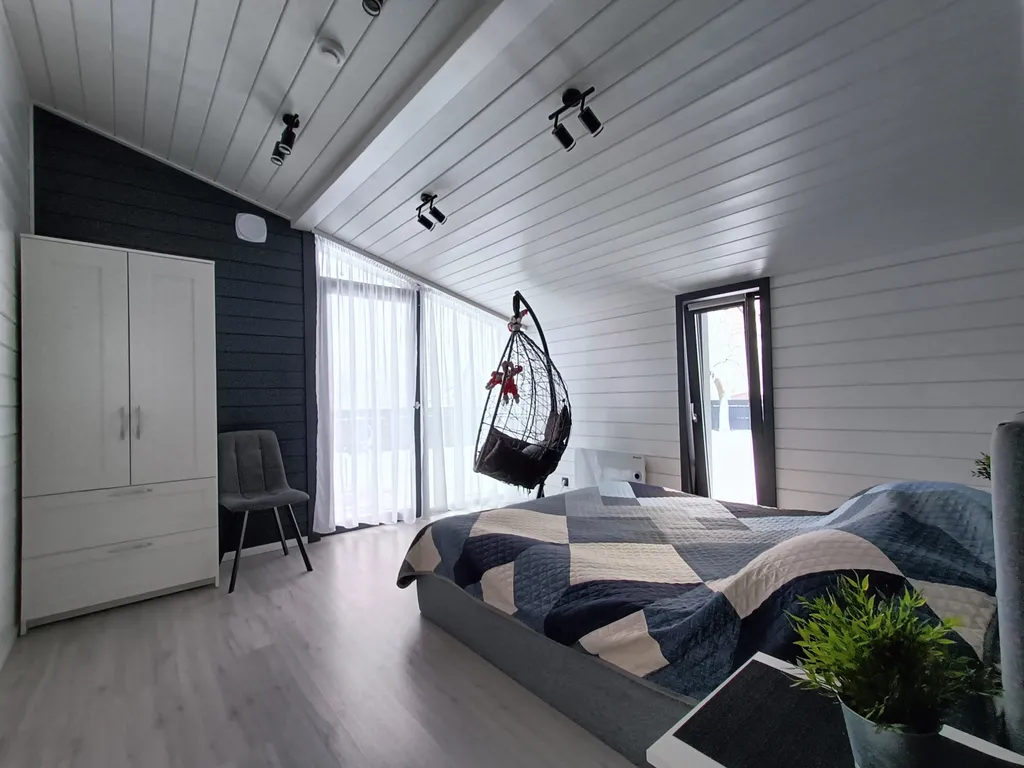 Уютный дом с панорамными окнами и бассейном на участке 15 соток