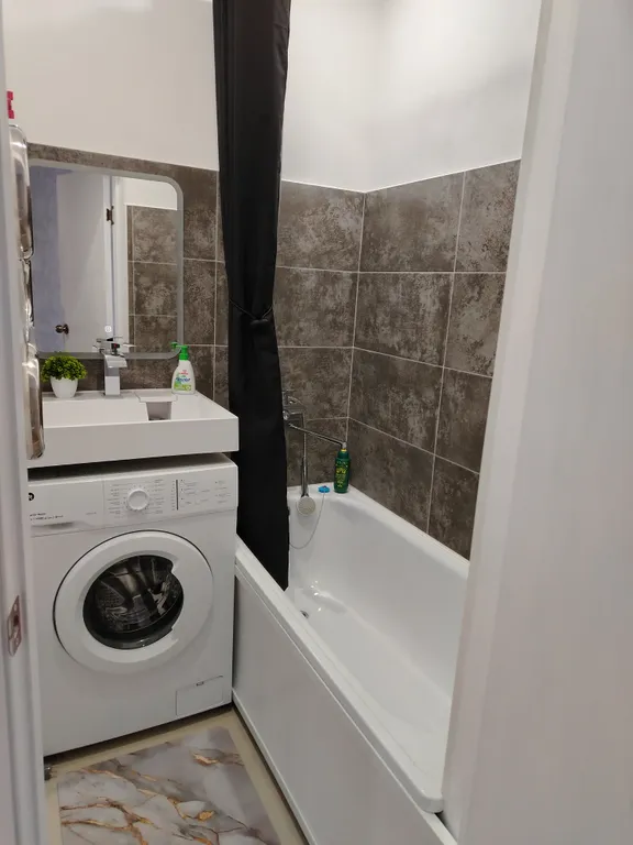 2-комнатная квартира в центре на втором этаже с застеклённым балконом