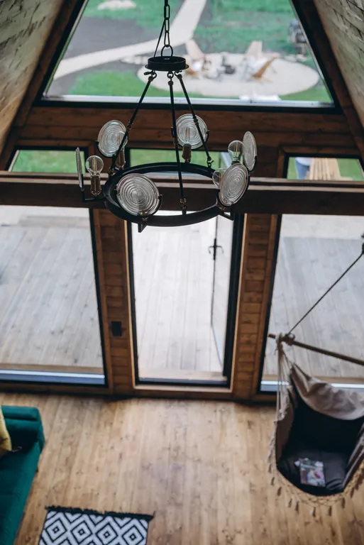 Уютный панорамный треугольный дом A-frame с видом и окружением леса