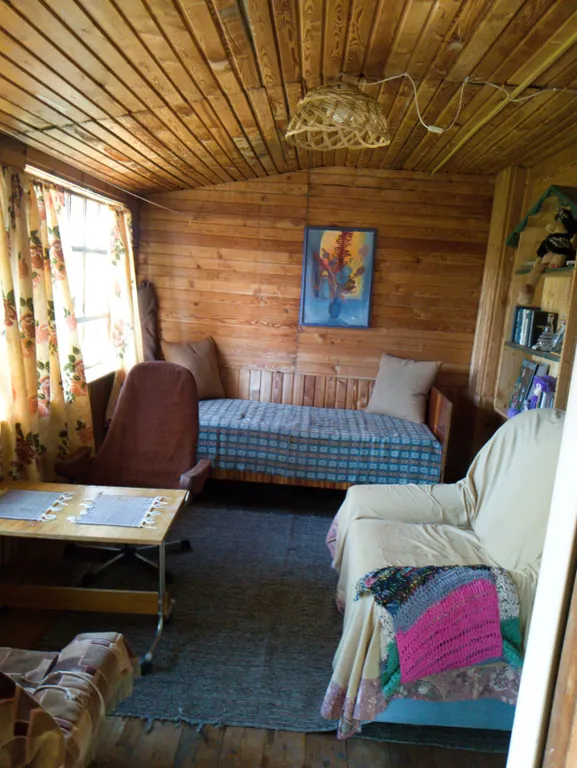 Деревенский домик на берегу озера