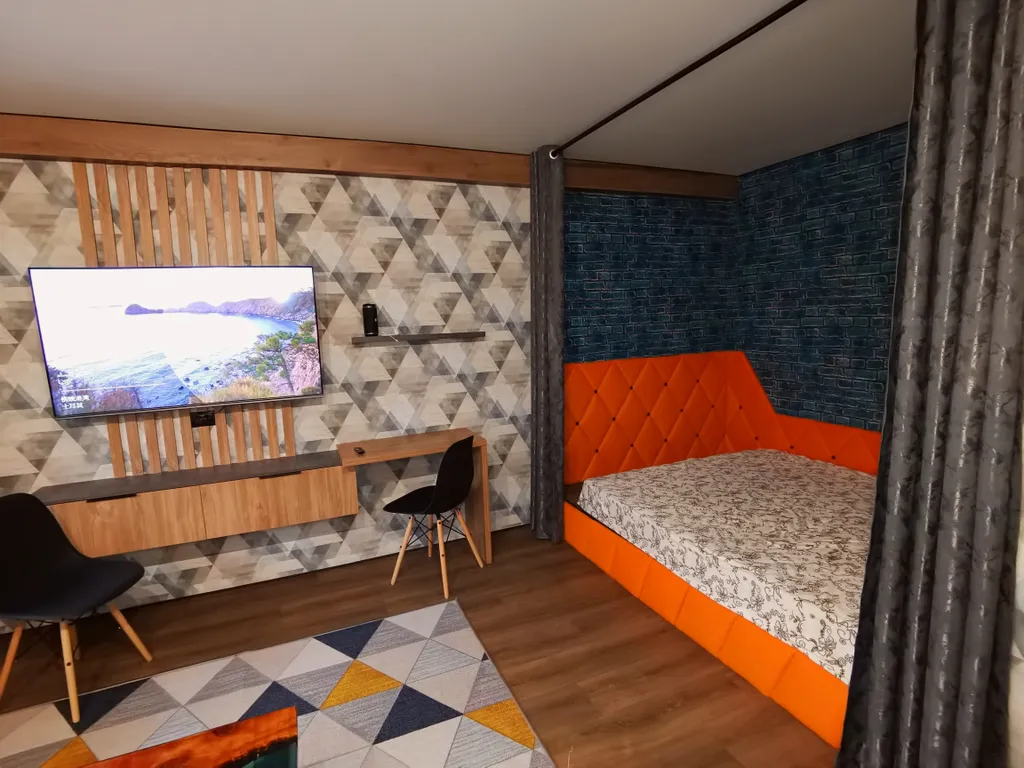 Тёмная, стильная, наполненная интимом и уютом студия в стиле лофт