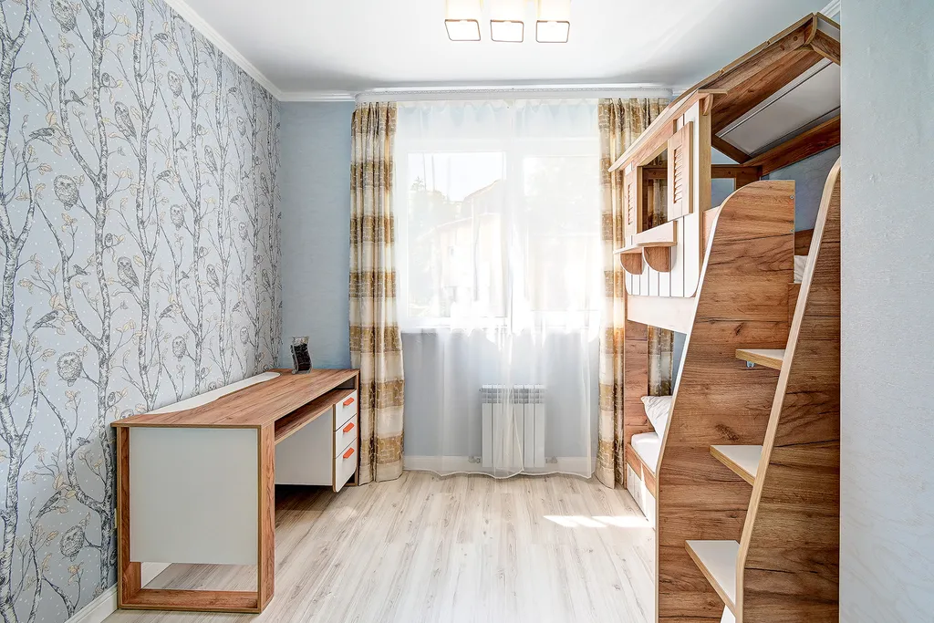 Коттедж с бассейном возле леса