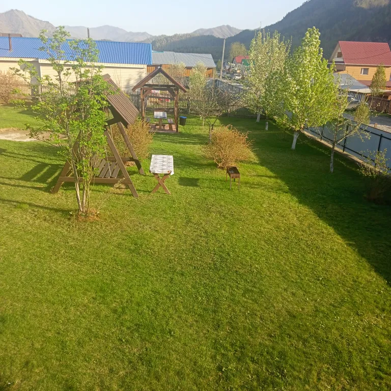 Уютный дом в саду