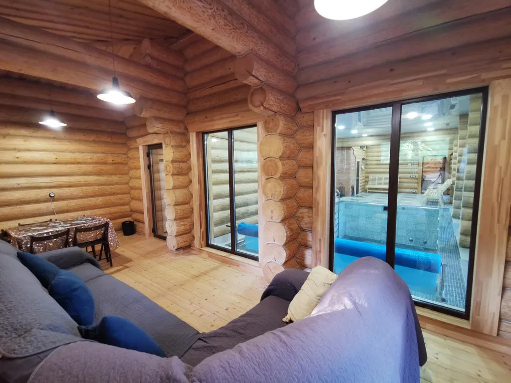 Уютный коттедж из бруса с бассейном