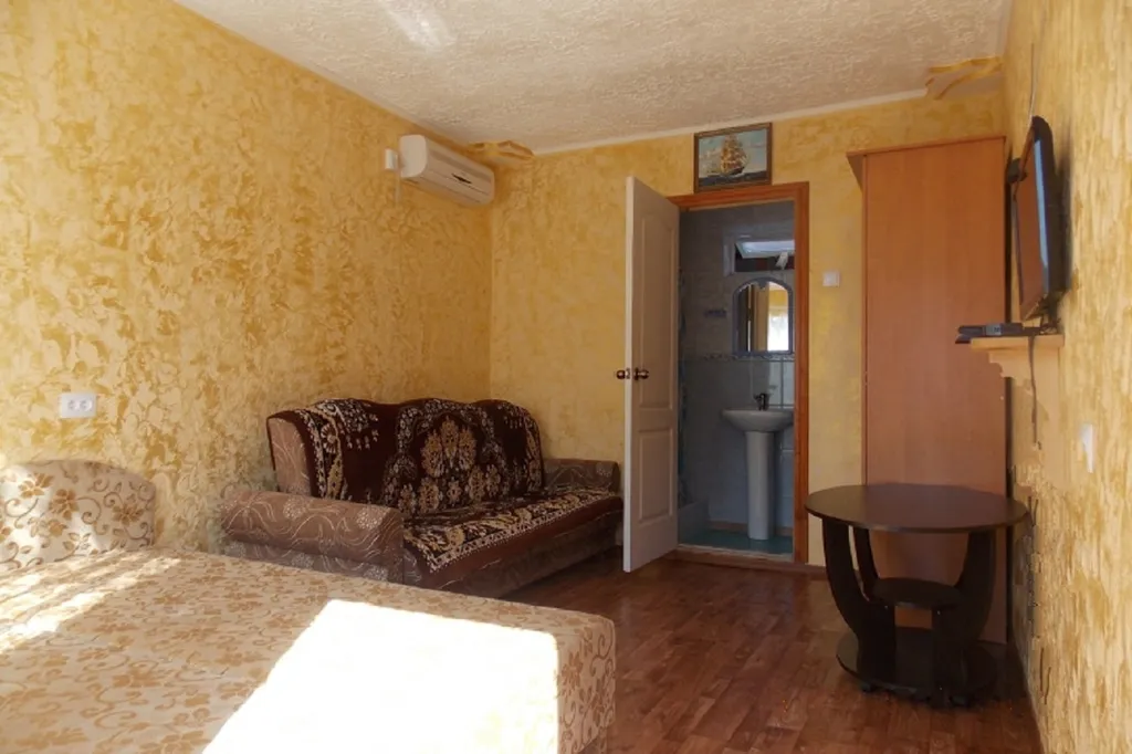 Комфортный дом с личным просторным двором