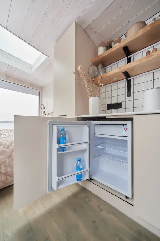 Домик на 2 с панорамным окном прямо на берегу озера