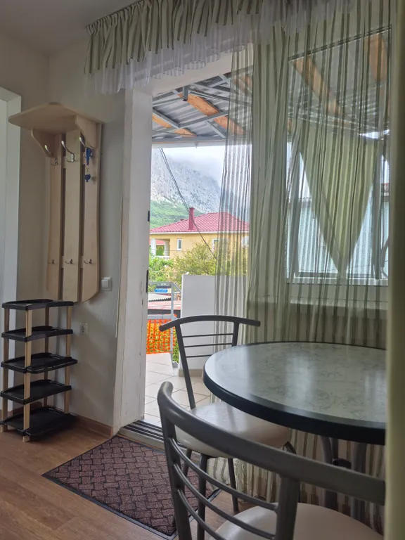 Часть дома с верандой и видом на море, горы и храм