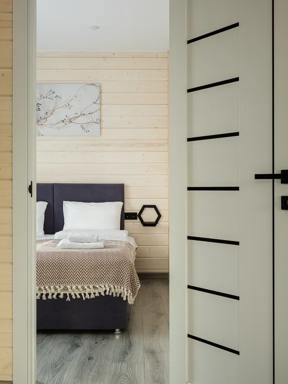 Семейный коттедж с баней и чаном в Шишкин Плейс в хвойном лесу