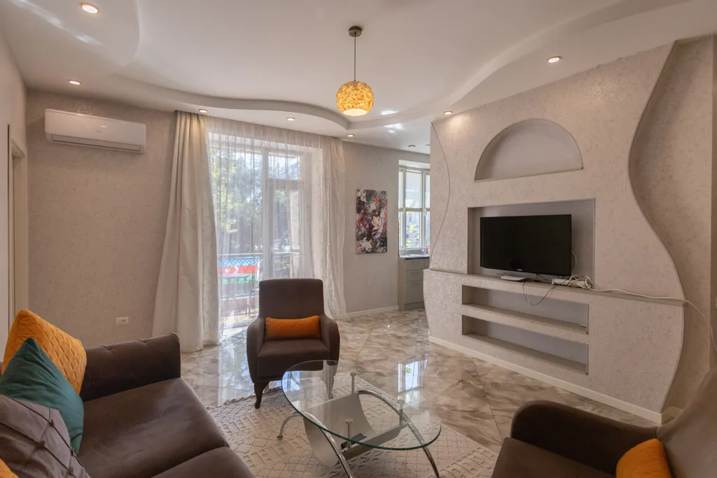 Квартира с видом на бульвар в центре города