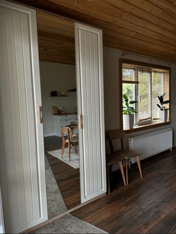 Дом-баня в красивом саду рядом с водоемом