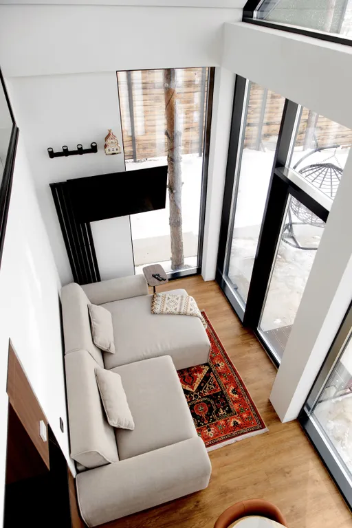 Современный дизайнерский дом с панорамным остеклением и видом на горы