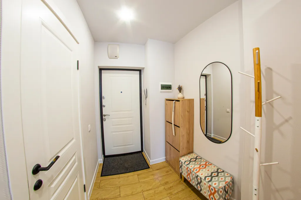 Современный дизайн и панорамный балкон в студии