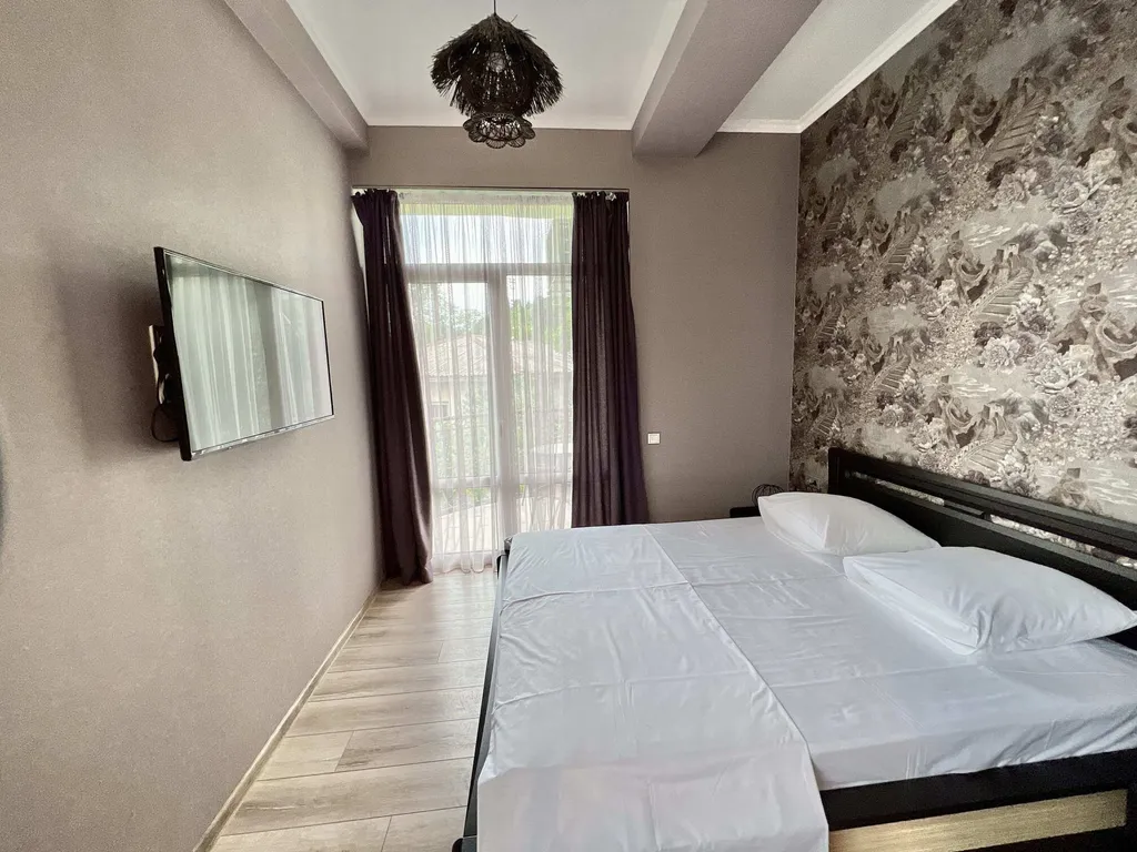 Дом в Гаспре с бассейном и беседкой