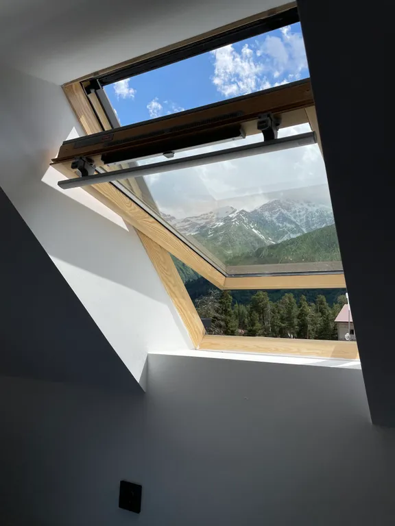 Новый коттедж с витражными окнами в центре