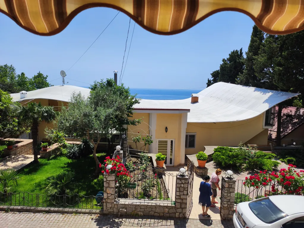 Комната у Воронцовского парка с видом на море