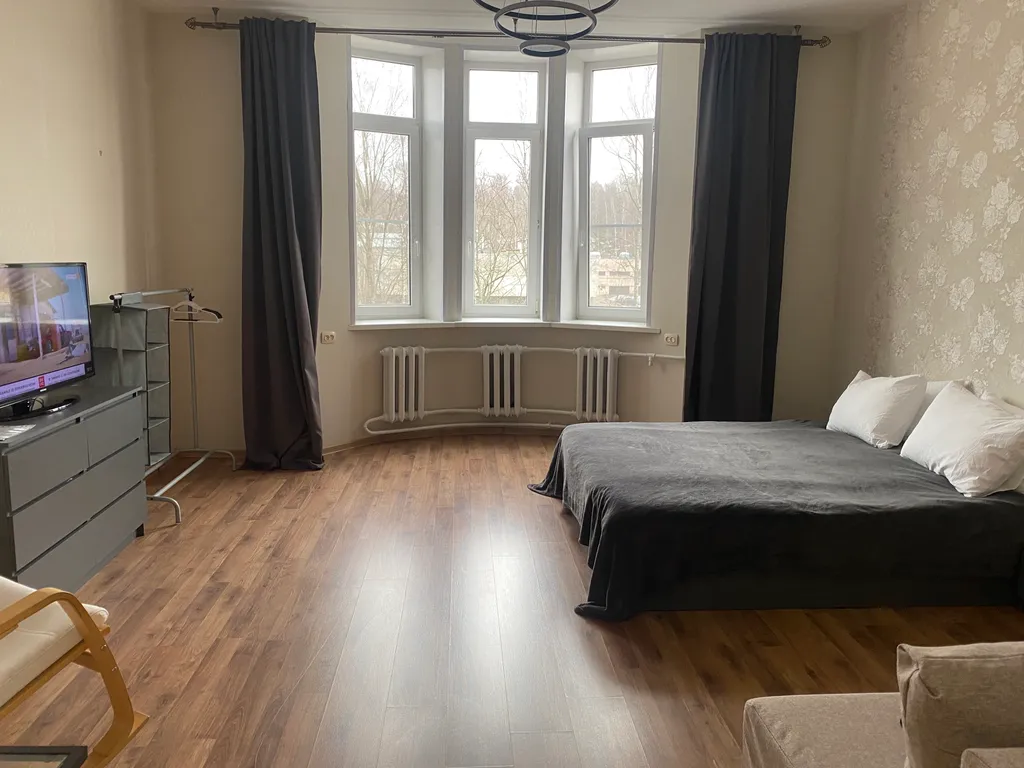 Квартира с эркером и видом на яблоневый сад