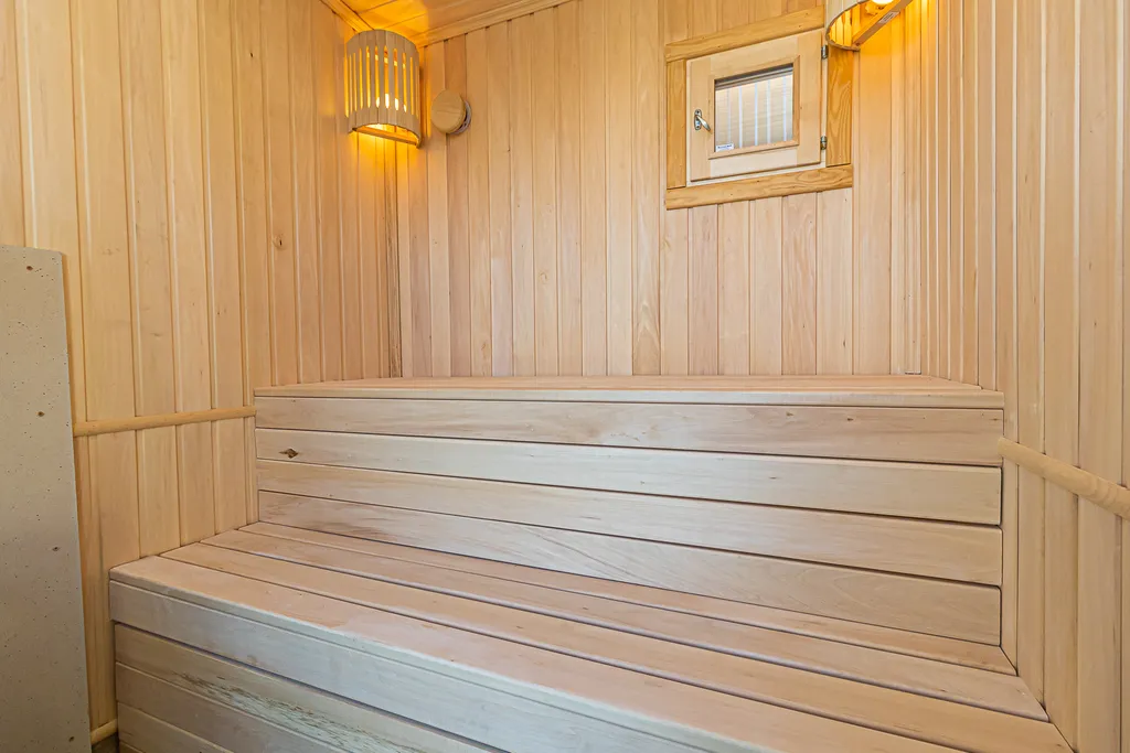 Уютный дом с теплым бассейном