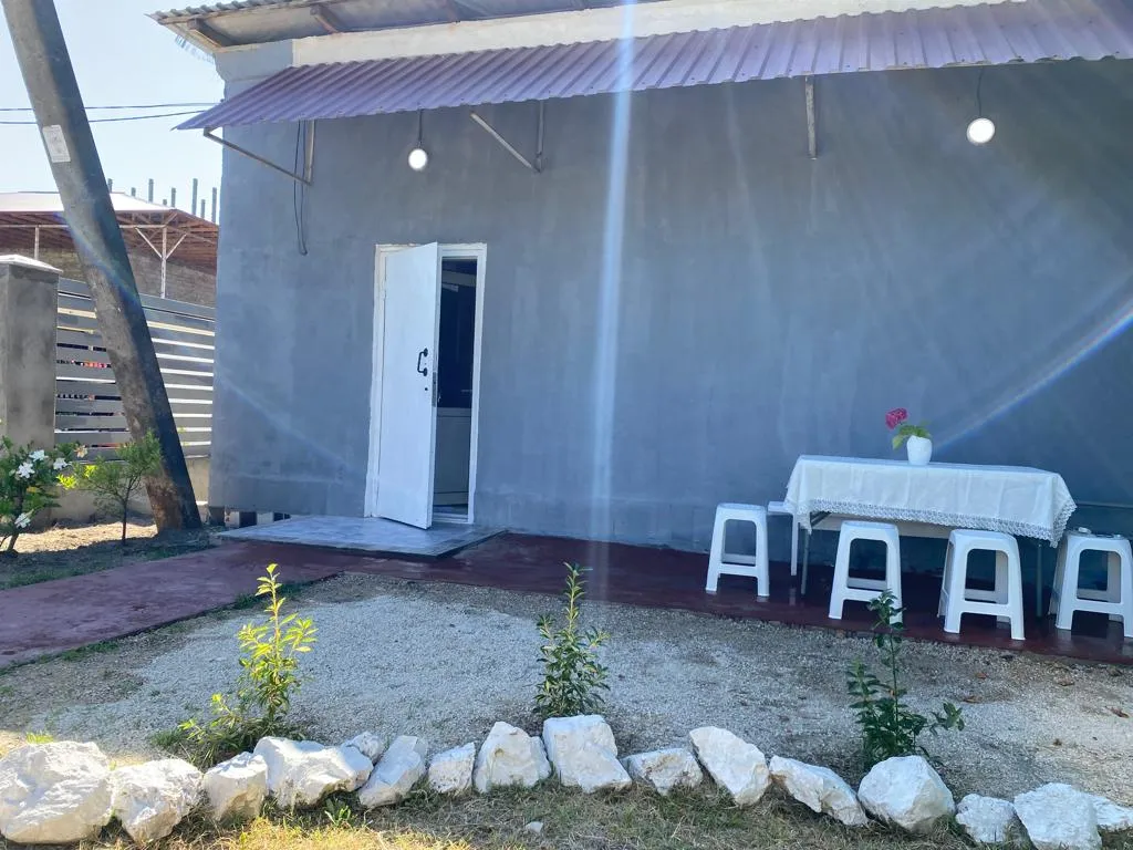 Коттедж Дом с двориком у моря — Гагра