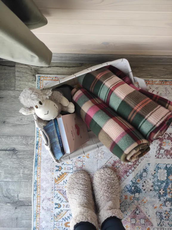 Уютный сканди домик с видом на озеро, баня, чан