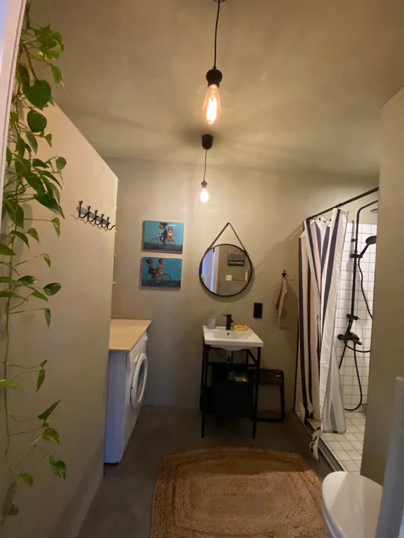 Дом у реки с видом на лес