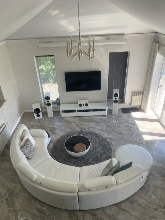 Уютный современный и стильный дом инфракрасной сауной и джакузи