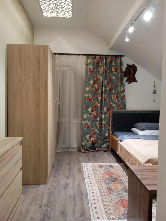 Комната с балконом в мансарде частного дома