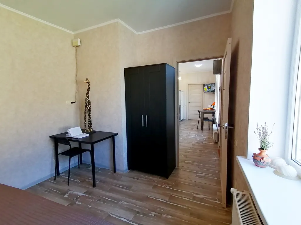 Двухкомнатный современный отдельный дом со своим двором и парковкой