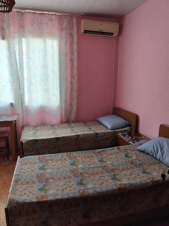 Трёхместный номер эконом у моря
