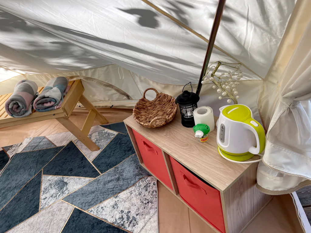 Уединенный шатер Романтика в лесу на берегу озера