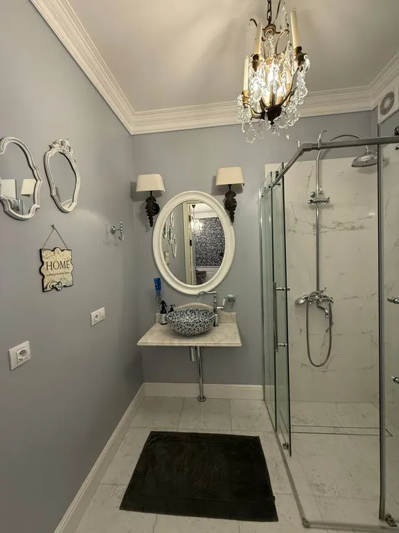 Квартира с видом на горы, город и храм Святого Георгия от Juls Apart