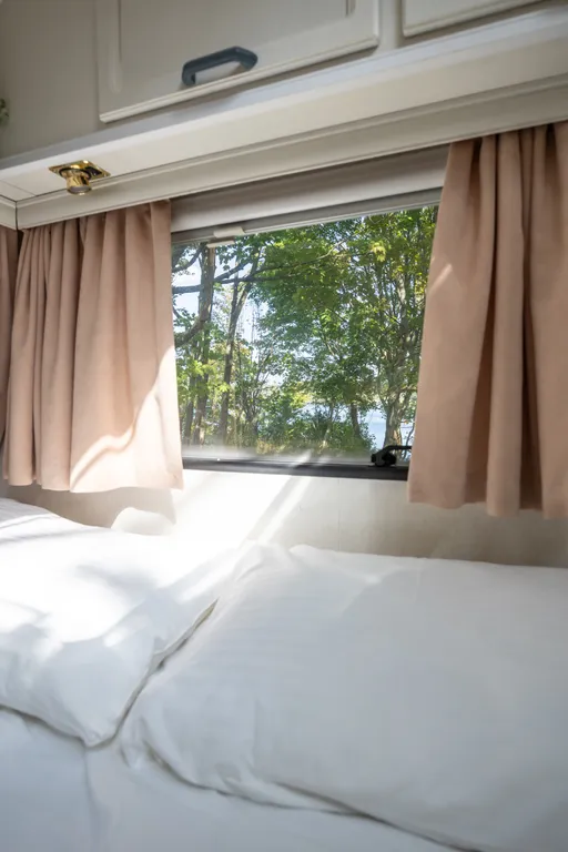 Семейный автодом возле озера