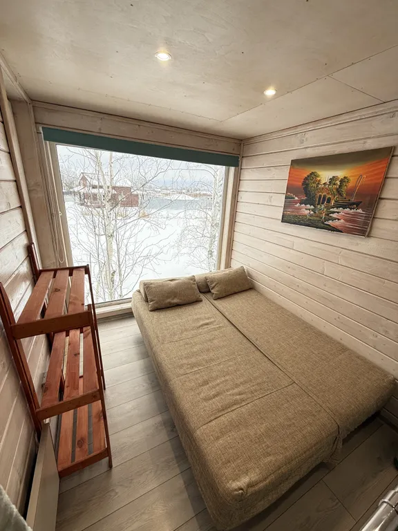 Уютный коттедж с панорамными окнами на берегу озера