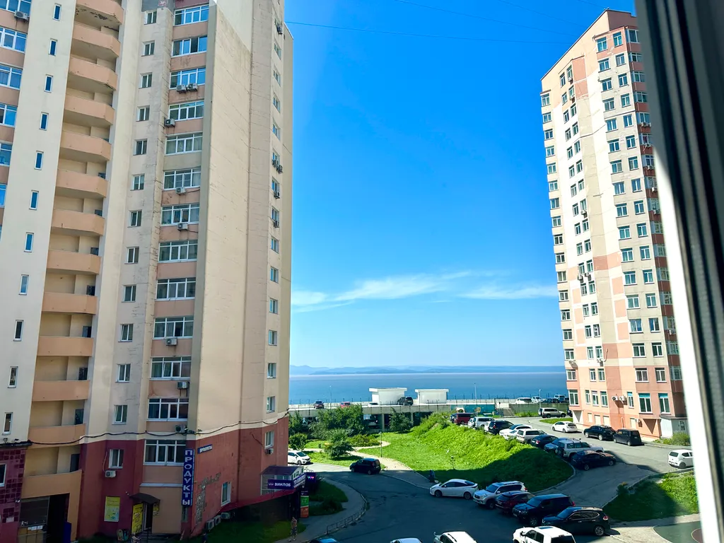 Студия после дизайнерского ремонта с видом на море