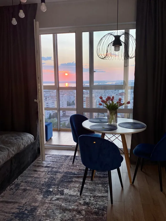 Синяя студия с панорамным окном и видом на закат