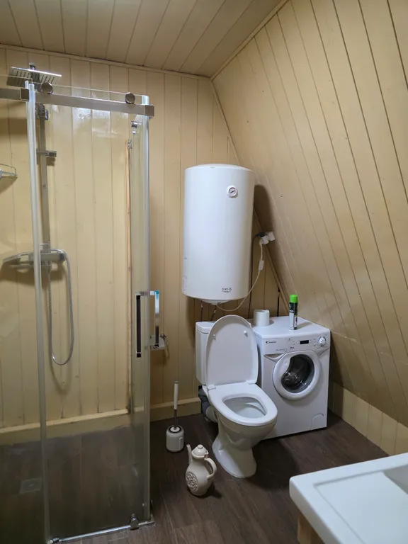 Дом в стиле а-фрейм в сосновом лесу, рядом с горной речкой, экологичес