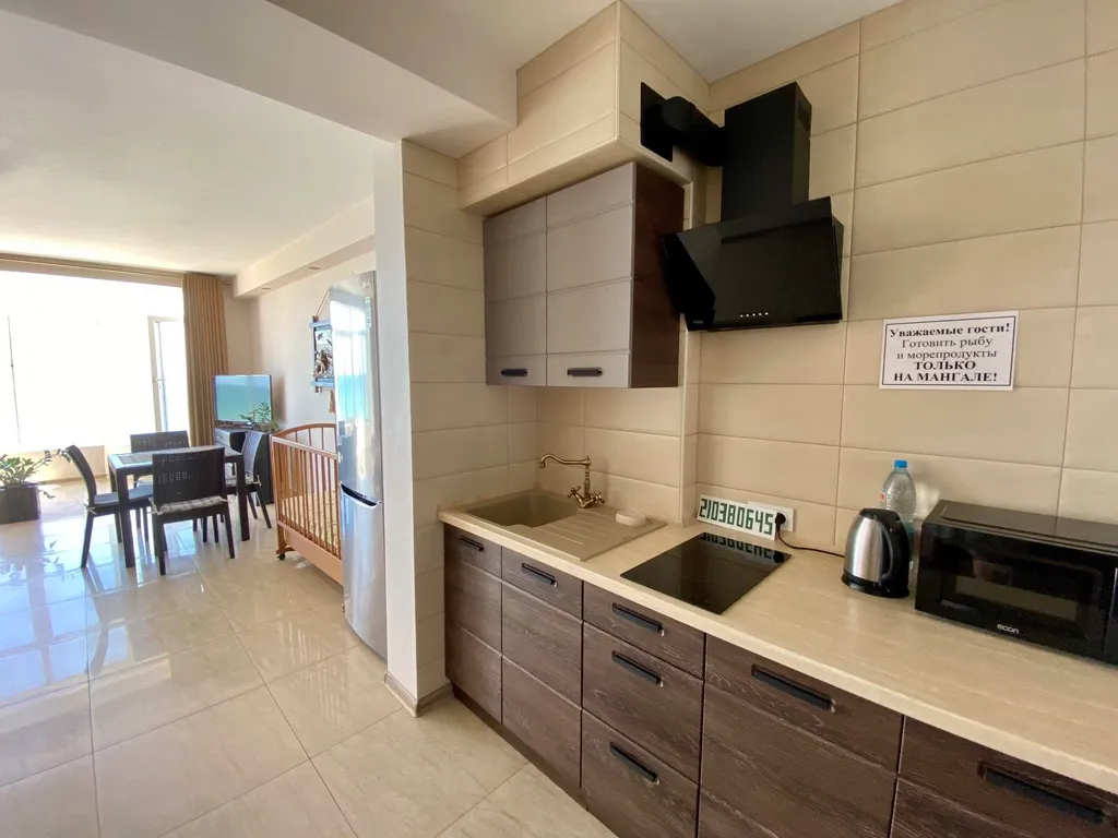 Эллинг на берегу моря