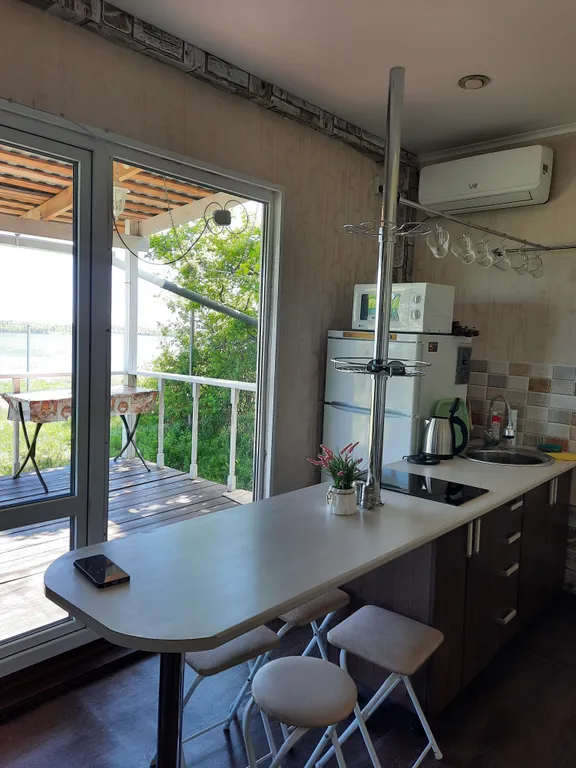 Домик на берегу Волги, на опушке леса