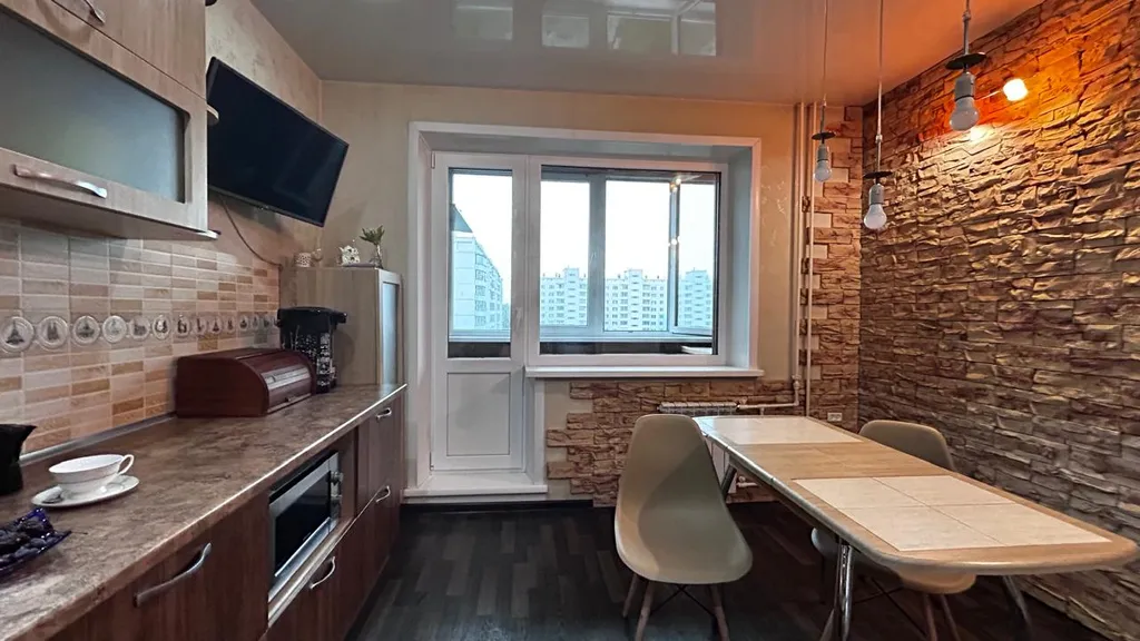 Современная трехкомнатная квартира с большой кухней