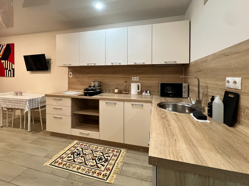 Интересная студия для троих